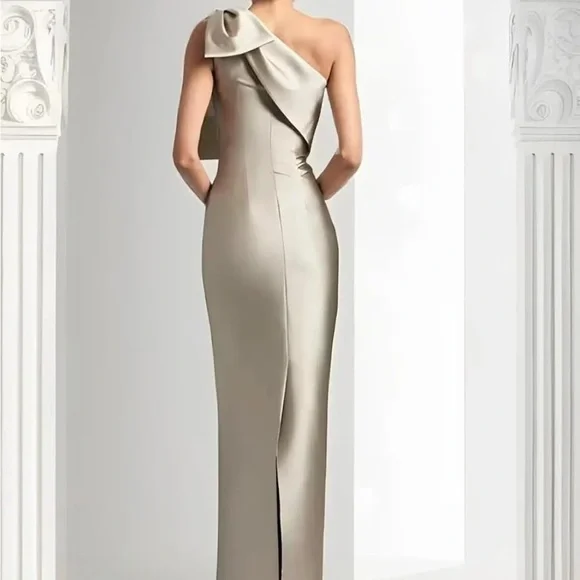 Elegant Black One-Shoulder Dress - Picture 2 of 2